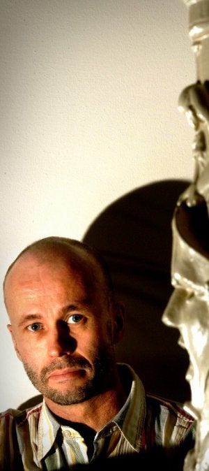 Johan Theorin posa en la Embajada de Suecia en Madrid. ::                             JOSÉ RAMÓN LADRA