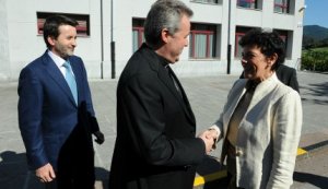 Mario Iceta saluda a Isabel Celaá en presencia de Imaz, ayer en los Cursos de Verano Muskiz FP. ::
E. C.