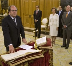 Ángel Gabilondo, ante un crucifijo, en su toma de posesión como ministro de Educación. ::
AFP