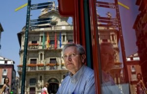 Patxi Zabaleta posa relajado en la plaza del Ayuntamiento de Pamplona, desde el que se lanza el txupinazo que da inicio a los sanfermines. :: FOTOS: IGNACIO PÉREZ