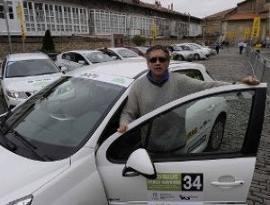 Manu Cortés, con el Peugeot 207 de EL CORREO. ::
IGOR AIZPURU