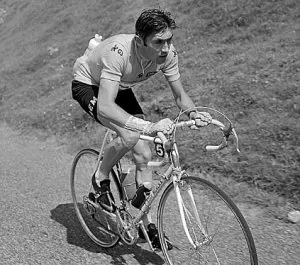 Eddy Merckx, en plena travesía en solitario por los Pirineos, el 15 de julio de 1969. ::                             EL CORREO
