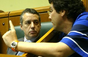 Iñaki Gerenabarrena, líder del PNV alavés, conversa con Iñigo Urkullu en una sesión plenaria en el Parlamento vasco. ::                             IOSU ONANDIA