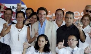 Aznar sonríe junto a los ex presos cubanos en el acto de Faes por la libertad de los disidentes. ::                             EFE