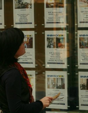 Una mujer consulta ofertas de pisos en una inmobiliaria de Vitoria. ::                             JESÚS ANDRADE