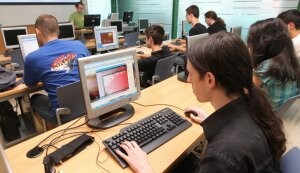 Digipen ofrece talleres de verano en la Cámara de Comercio, donde alumnos como Eder (en la foto) crean videojuegos. ::                             MIREYA LÓPEZ
