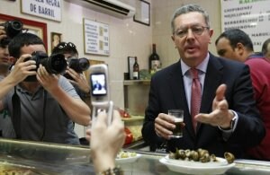 Gallardón, ayer en una taberna de Madrid con una caña y caracoles de tapa, gobierna el Ayuntamiento con mayoría absoluta desde 2003. ::                             EFE