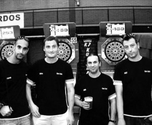 Los cuatro ermuarras integrantes del equipo que venció en el campeonato de dardos electrónicos. ::
E. C.