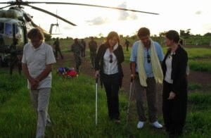 Roque Pascual y Albert Vilalta, junto con la secretaria de Estado de Cooperación y la embajadora en Burkina Faso. ::                             AP