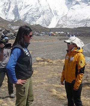 Pasaban denunció sus sospechas sobre la cumbre de Miss Oh, con quien charla en la imagen. ::
EL CORREO