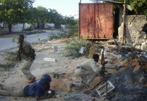 Soldados del Estado somalí se enfrentan a las milicias islamistas de Al-Shabab en un barrio de Mogadiscio. ::                             REUTERS