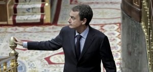 Zapatero se dirige a la tribuna del Congreso para intervenir ayer durante la sesión de control. ::                             EFE