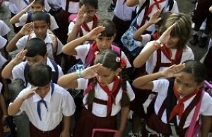 Escolares cubanos rinden homenaje al Che Guevara. ::                             REUTERS