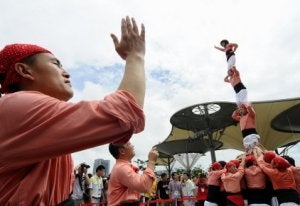 Los castellers chinos ponen mucho empeño en sus espectáculos. ::                             ZIGOR ALDAMA