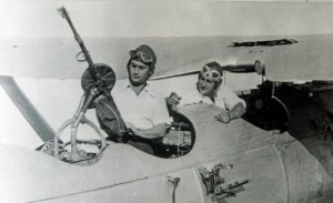 Republicanos. El aviador Rodolfo Robles y el observador Antonio Castedo en un Breguet XIX que bombardeó Vitoria. ::
ANGELO EMILIANI, DE 'EL FRENTE DE ÁLAVA'