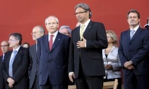 José Montilla, Ernest Benach, presidente del Parlamento catalán, y Artur Mas, ayer en la Ciudadella. ::
EFE