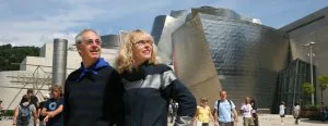 Visitantes extranjeros disfrutan del entorno del Museo Guggenheim, uno de los motores turísticos del nuevo Bilbao que ha permitido un espectacular aumento del sector en los últimos años. ::                             EL CORREO