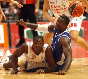 Pietrus y Sow siguen la evolución de la pelota tras caer sobre la cancha del Buesa fruto de un apasionante uno contra uno. ::
RAFA GUTIÉRREZ