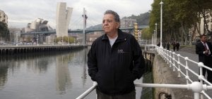 El embajador Julián Isaías Rodríguez, en una imagen tomada ayer junto a la ría en Bilbao. ::                             FERNANDO GÓMEZ