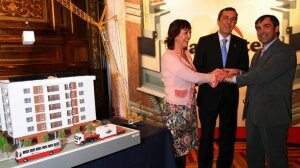 La ex consejera de Industria Ana Aguirre, el diputado general, José Luis Bilbao, y el empresario Jabyer Fernández, durante la presentación del proyecto en 2006. ::                             MAIKA SALGUERO