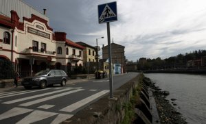 El edificio de La Coromina, que acoge las oficinas de la empresa, es uno de los pocos anteriores a la apertura del canal de Deusto. ::                             MITXEL ATRIO