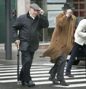Dos hombres se protegen del viento. ::                             EL CORREO
