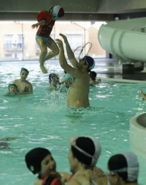 Niños y adultos comparten la gran piscina de Ibaiondo. ::
IGOR AIZPURU