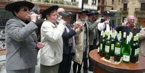 Miembros de la cofradía del txakoli 'Ziri' de Zarautz, durante la jornada de entronización de nuevos cofrades. ::                             ETXEBERRIA