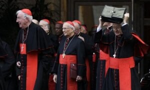 Un cardenal se resguarda de la lluvia a la salida del encuentro con Benedicto XVI. ::
AP