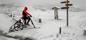 Un ciclista en el alto de Ibañeta, en Navarra.