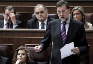 Rajoy replica a Zapatero ante la atenta mirada de su núcleo duro, Alonso, Pons, Mato y Sáenz de Santamaría. ::                             EFE