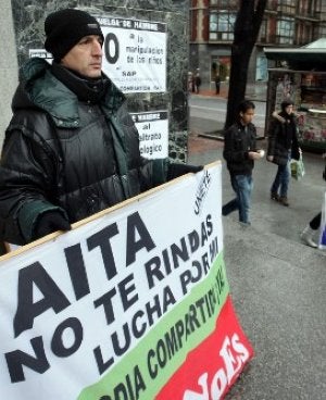 José es padre divorciado y reclama ver a su pequeño. ::                             MITXEL ATRIO