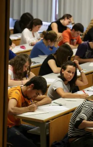 Un grupo de jóvenes bachilleres durante un examen. ::
L. A. GÓMEZ