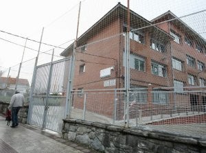 Entrada a la escuela Goikolanda, de Erandio, en la que se denunciaron los abusos a alumnos. ::                             PEDRO URRESTI