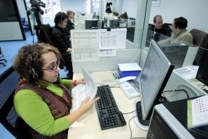 Una operadora atiende la llamada. / J. Alemany