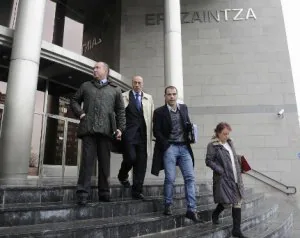 Los parlamentarios se trasladaron al lugar de trabajo de los ertzainas en Vitoria./Igor Aizpuru
