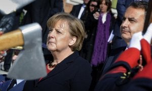 Merkel y Zapatero escuchan los himnos nacionales de sus respectivos países ante la guardia de honor formada en los jardines del palacio de La Moncloa. ::                             AFP