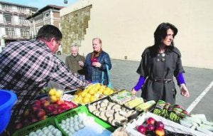 La portavoz hace la compra en el mercado de su pueblo. ::
L. A. G.