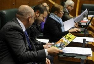 El Parlamento exige a López un plan para «simplificar» la administración