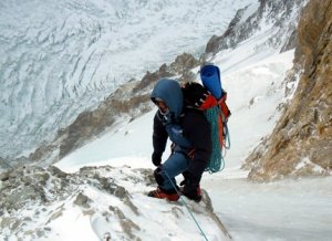 Alex Txikon, durante la escalada en la cara sur .::COLECCIÓN 'ABC TEAM'