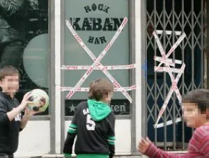 Niños jugaban ayer al balón delante del bar clausurado. ::                             LUIS CALABOR