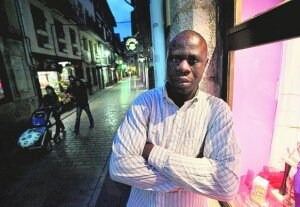 El portavoz de los senegaleses posa en Markina. ::                             MAIKA SALGUERO