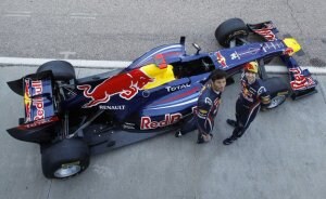 Webber y Vettel, campeón del mundo, con el Red Bull de esta temporada. ::
REUTERS