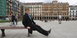 Maiorga Ramírez posa en un banco de la Plaza del Castillo de Pamplona, donde EA tiene su sede territorial. ::
LUIS ÁNGEL GÓMEZ