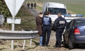 Varios agentes desplegados en la zona donde falleció el gendarme Nérin tiroteado por etarras. ::                             AP