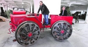 Javier Puertas de pie y Joaquín Cárcamo, en un tractor de artillería.