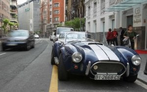 AC Cobra 427 del 65 aparcado frente al Gran Casino Bilbao con motivo de la prueba. ::                             LUIS ÁNGEL GÓMEZ