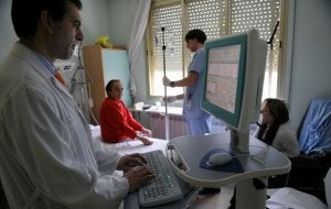 Los médicos pueden apuntar a pie de cama las anotaciones en el historial del paciente, que se registran al momento. ::
IOSU ONANDIA