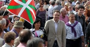 Urkullu, en el mitin de Las Arenas con el alcalde de Getxo, Imanol Landa, Ana Madariaga, y, detrás, el ex lehendakari Ardanza. ::
JORDI ALEMANY