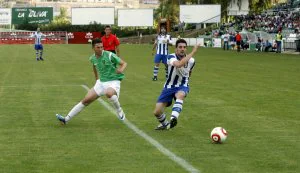 El Náxara, que fue a remolque desde el minuto 8, apenas inquietó la portería defendida por Saavedra. ::
LUNA REVENGA